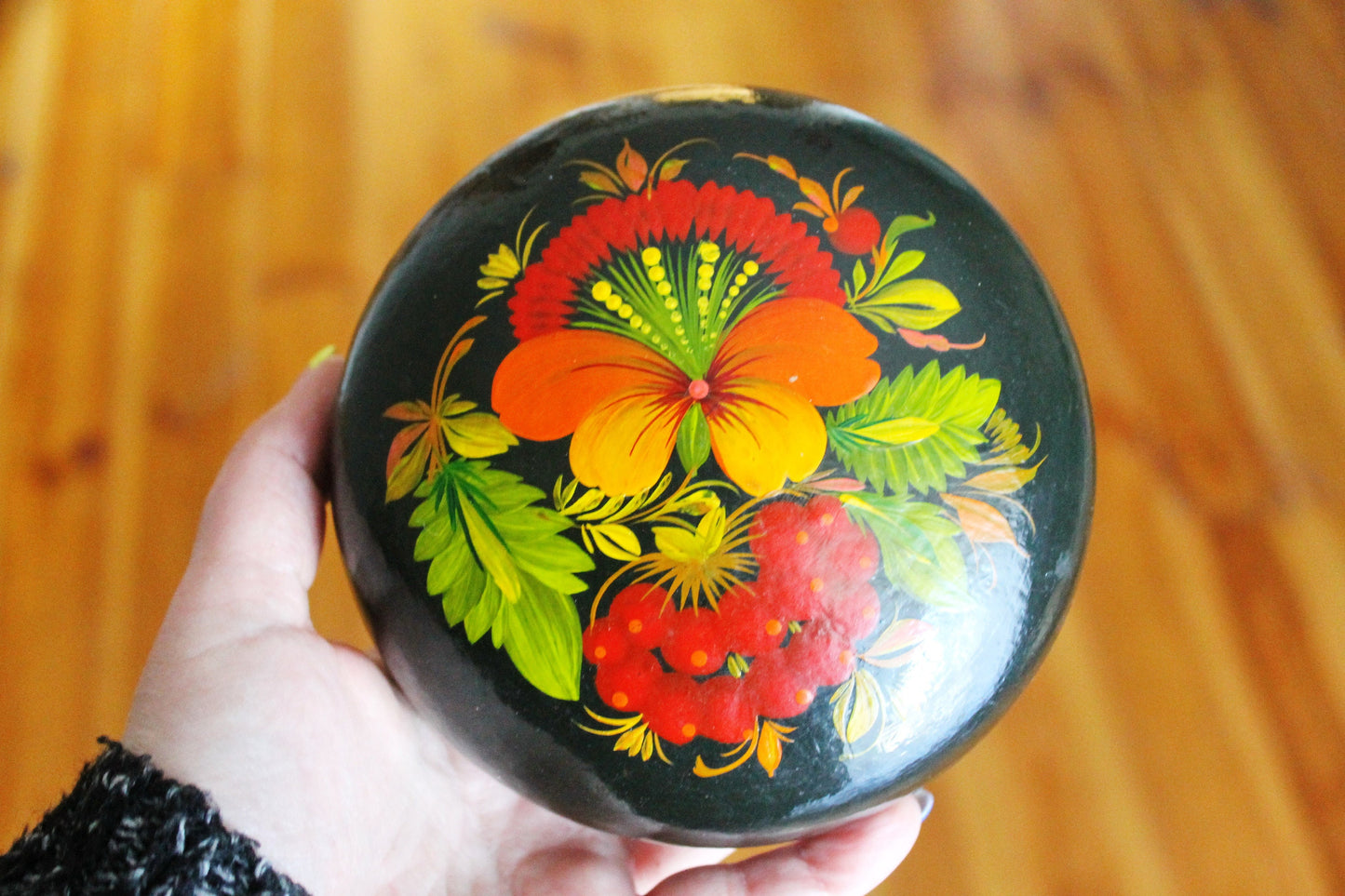 Vintage round  jewelry wooden box 5.2 inches - Petrykivka box - USSR vintage - vintage flower box - handpainted box