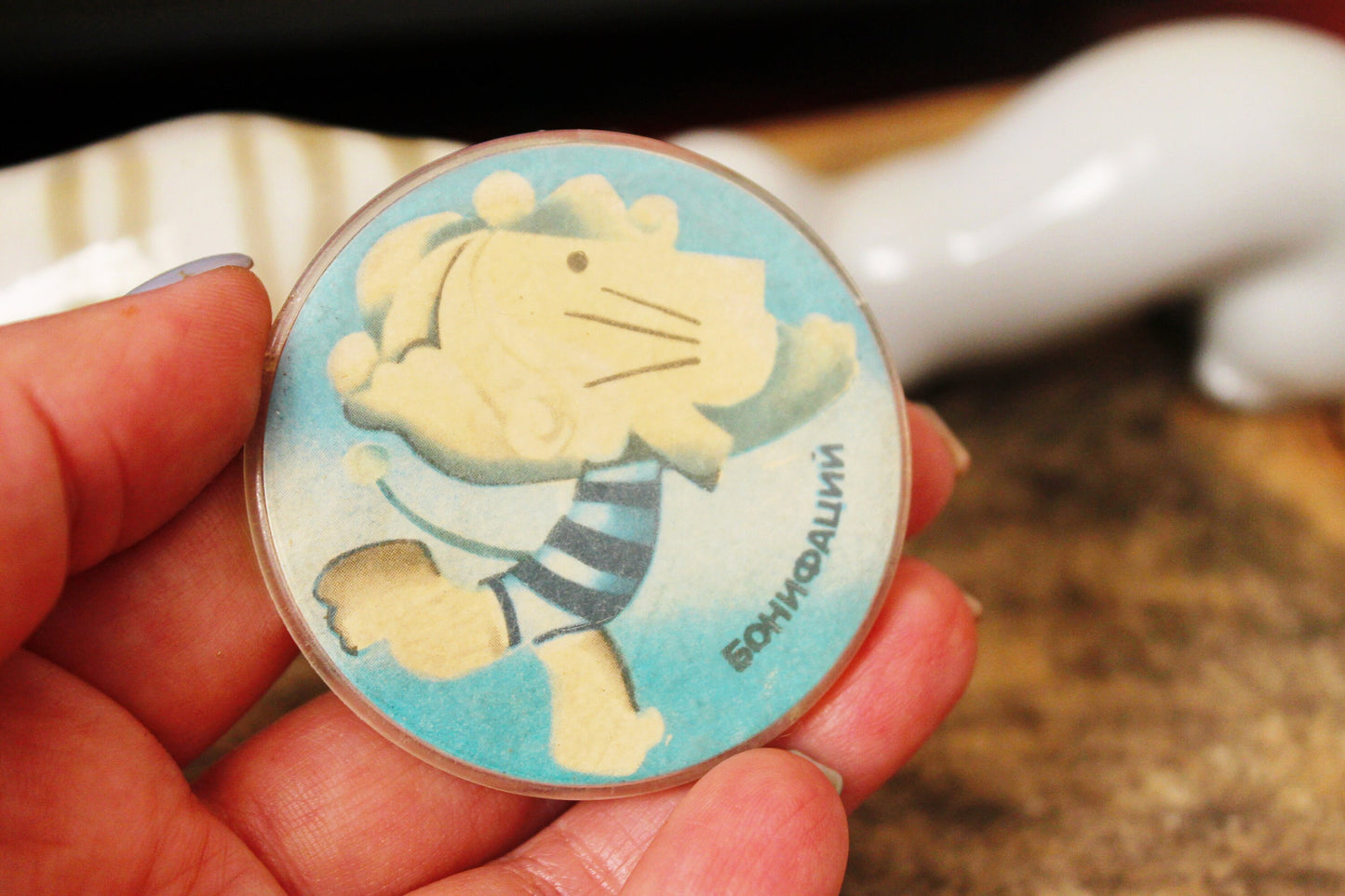 Soviet children's round plastic pin badge - Bonifacius from USSR cartoon - animal, fairytale, made in USSR, 1970s