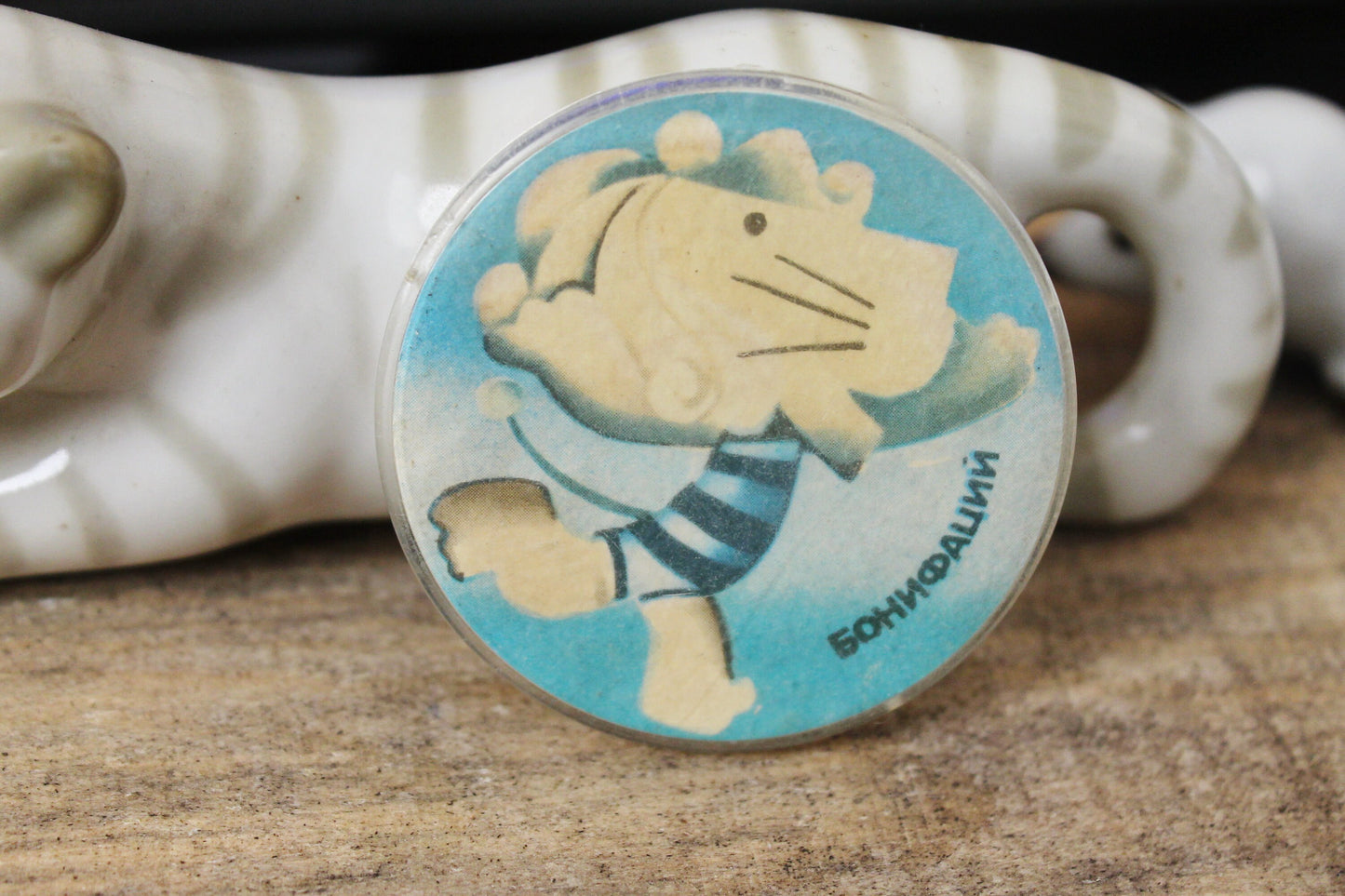 Soviet children's round plastic pin badge - Bonifacius from USSR cartoon - animal, fairytale, made in USSR, 1970s