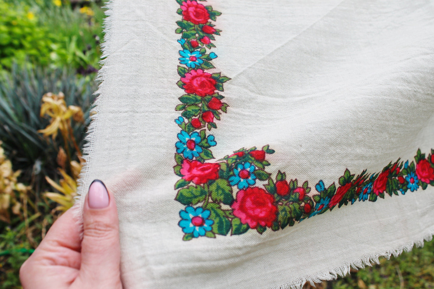 Roses wool head scarf - 28 inch - Soviet vintage-made in USSR - Babushka's head scarf - 1970s - Gypsy Shawl, Ethnic Scarf