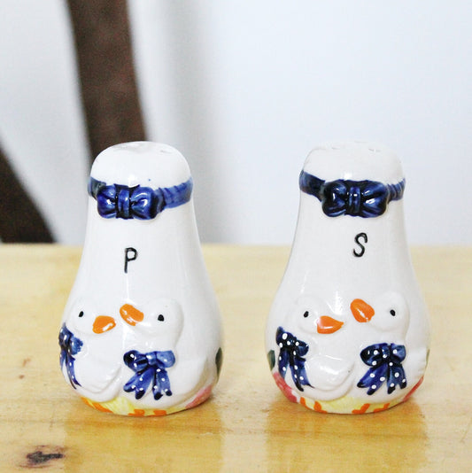 Vintage cute ceramic set of two salt/pepper shakers - 3 inches - Two geese - 1980s