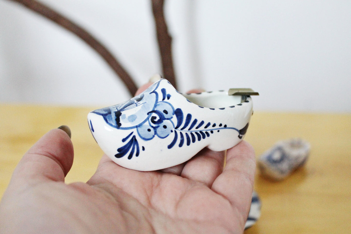 Set of 4 vintage porcelain items - Ashtrays in a form of a Boots and plate - Holland style hand painted - 1980s