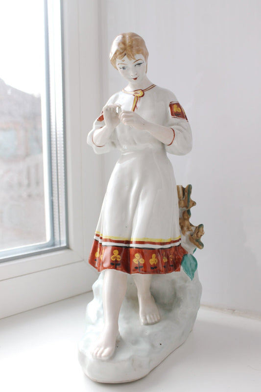 USSR Vintage porcelain "Girl with camomile" - USSR vintage - USSR porcelain - home decor - hand painted