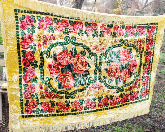 Vintage USSR Plush Floral Bedspread / Tablecloth with Fringe – Velvet-Feel Pink Rose Pattern Throw, 2m x 1.3m, Retro Shabby-Chic Décor