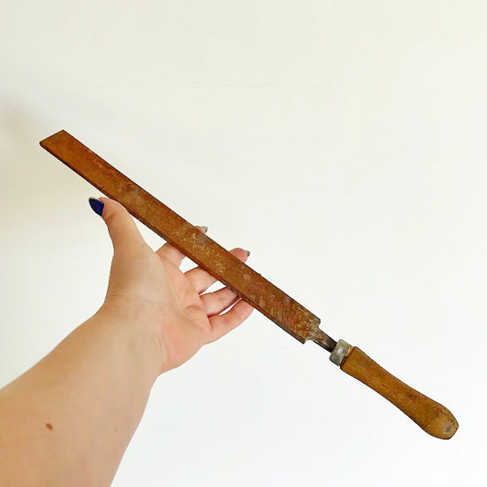 Vintage Large Metal File with Wooden Handle – 44 cm Rusty Hand Tool – Antique Carpentry Rasp, Blacksmith or Woodworking Tool, Industrial Farmhouse Decor