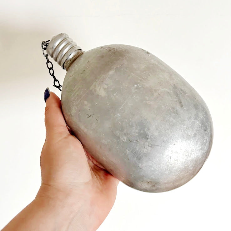 Vintage Aluminum Canteen with Chain Cap – Soviet Era Retro Camping Flask, USSR 1960s Outdoor Gear Collectible 20x12 cm