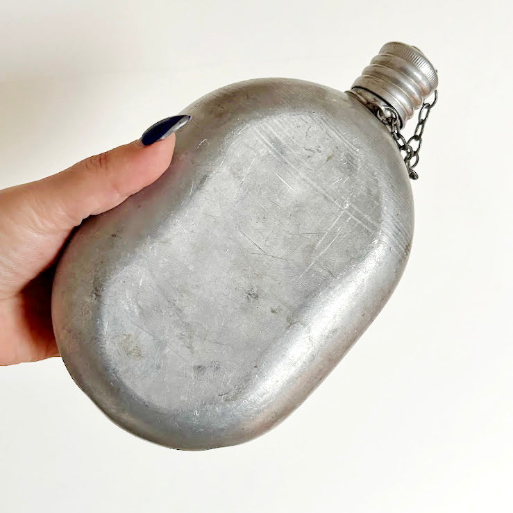 Vintage Aluminum Canteen with Chain Cap – Soviet Era Retro Camping Flask, USSR 1960s Outdoor Gear Collectible 20x12 cm