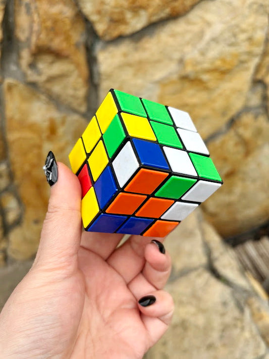 Vintage 1980s Rubik’s Cube Puzzle – 5.5×5.5 cm Compact Mechanical Brain Teaser – Classic Color Block Toy – Retro Collectible Gift