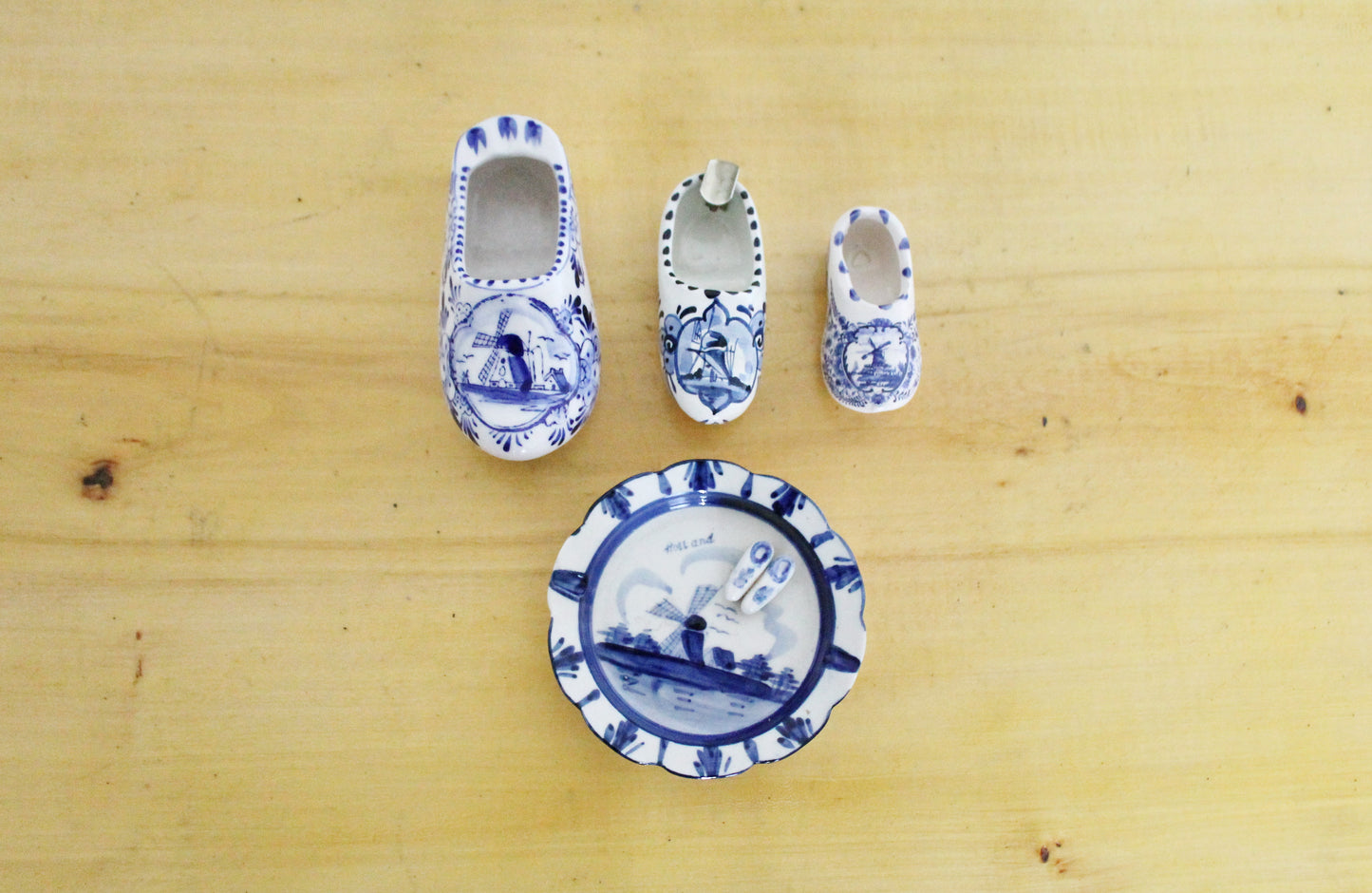 Set of 4 vintage porcelain items - Ashtrays in a form of a Boots and plate - Holland style hand painted - 1980s