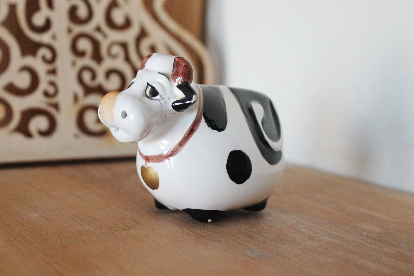 Vintage cute ceramic salt/pepper shaker - Small Cow - 3.5 inches - 1980s