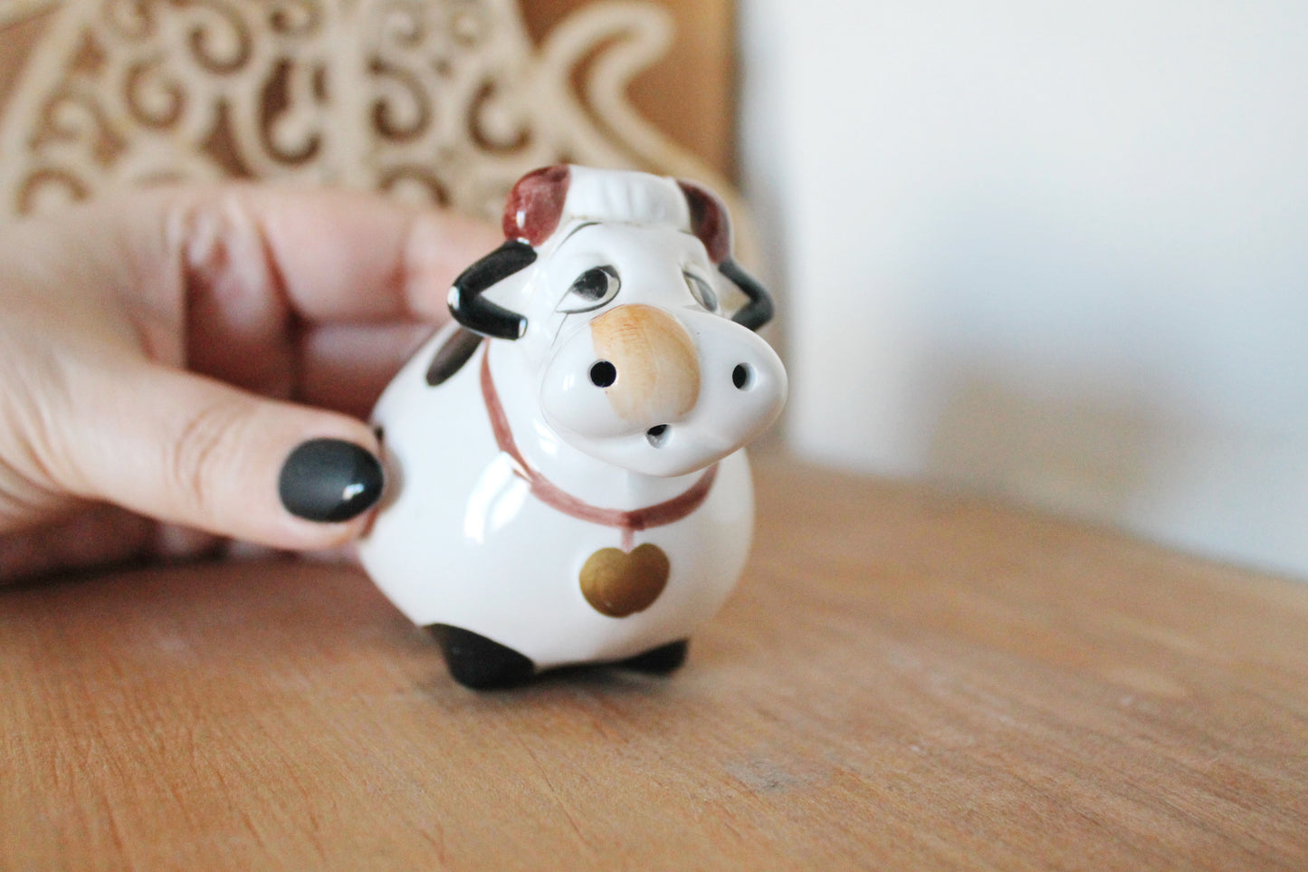 Vintage cute ceramic salt/pepper shaker - Small Cow - 3.5 inches - 1980s