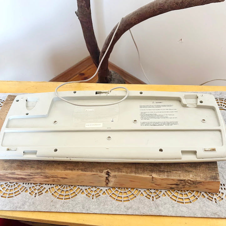 Logitech Deluxe Keyboard Y-SU61 Vintage PS/2 Wired Keyboard Retro PC Accessory Early 2000s Computer Keyboard