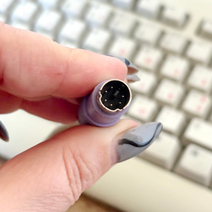 Logitech Deluxe Keyboard Y-SU61 White PS/2 Vintage Office Keyboard Full Size Retro Computer Peripheral 2000s - untested