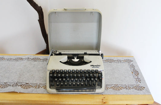 Vintage Olympia Splendid 66 Typewriter in original Case - Made in Germany