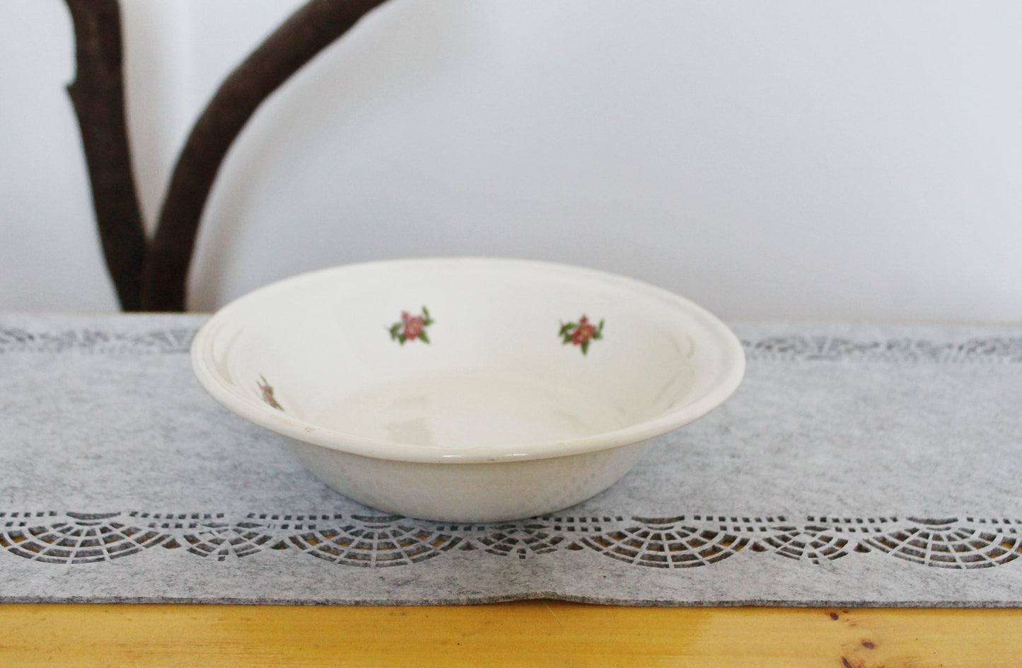 Beautiful vintage ceramic big plate with flowers 9.1 inches - Budy Porcelain Factory - beautiful ukrainian ceramic plate - 1960s