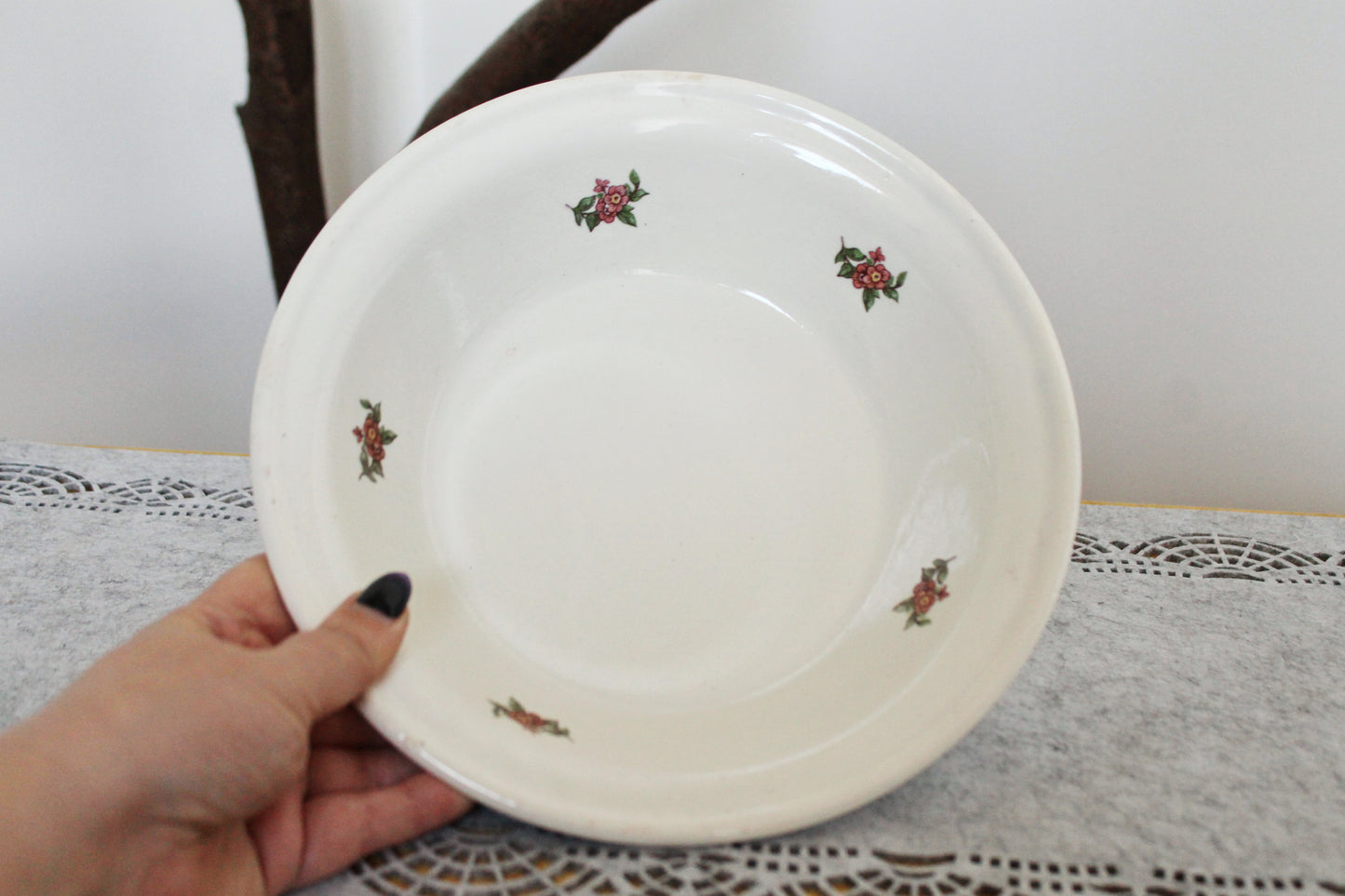 Beautiful vintage ceramic big plate with flowers 9.1 inches - Budy Porcelain Factory - beautiful ukrainian ceramic plate - 1960s