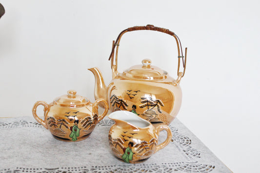 Vintage Japanese Porcelain Oriental Tea Set • Hand-Painted Geisha & Pine Trees • Yellow Porcelain Teapot Set • 1950s–1970s Japan • Traditional Asian Tea Service • Collectible Japanese Porcelain