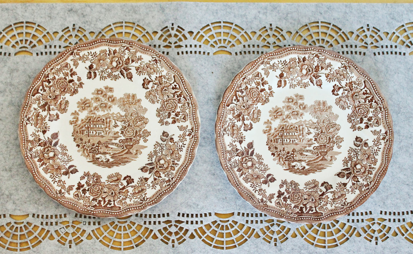 Set of two beautiful vintage ceramic plate with brown ornament - Tonquin by Myott - made in England in 1982