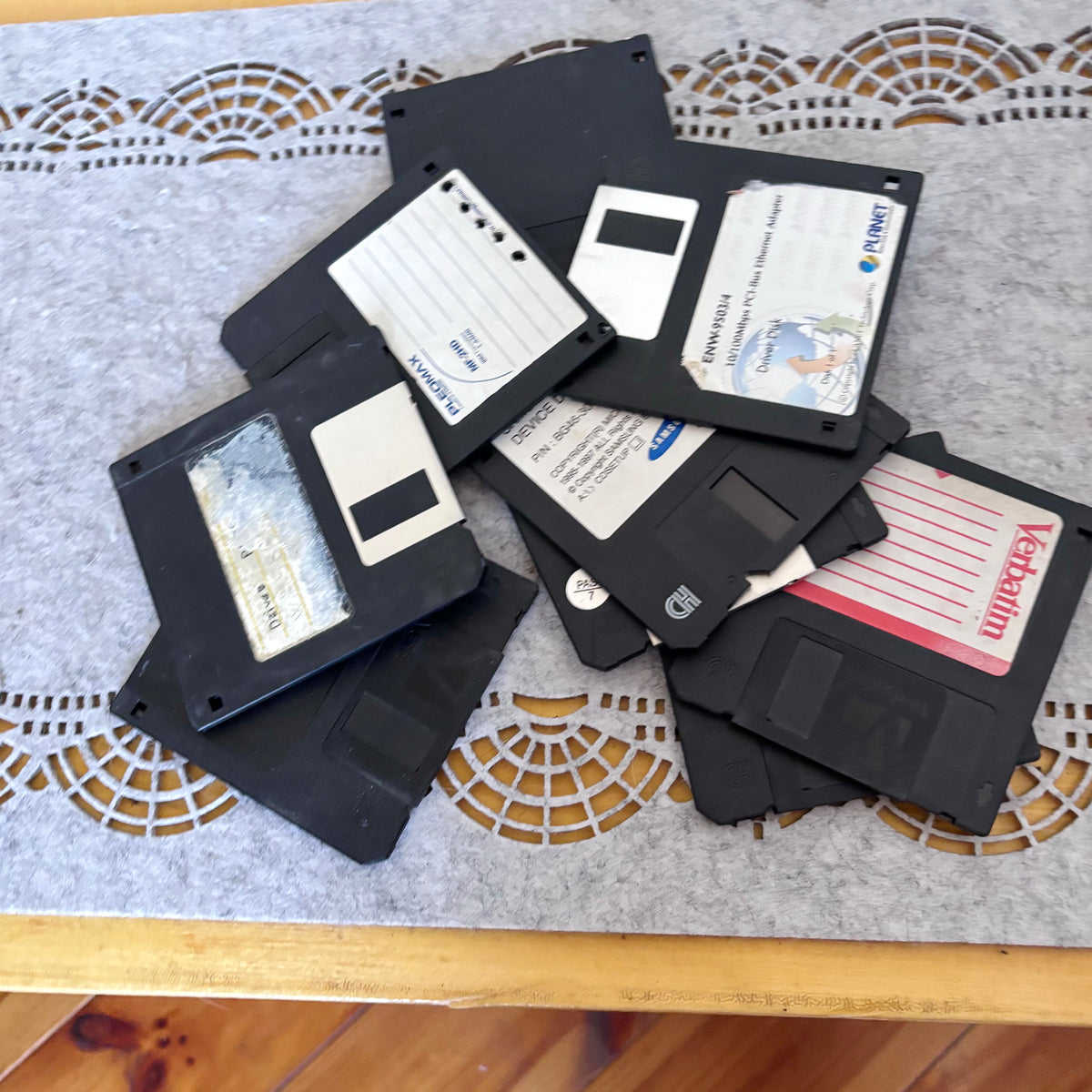 Vintage 3.5 Inch Floppy Disks Lot of 9, Verbatim Samsung Planet Drivers, Windows 98 Era, Retro Computer Media, Untested