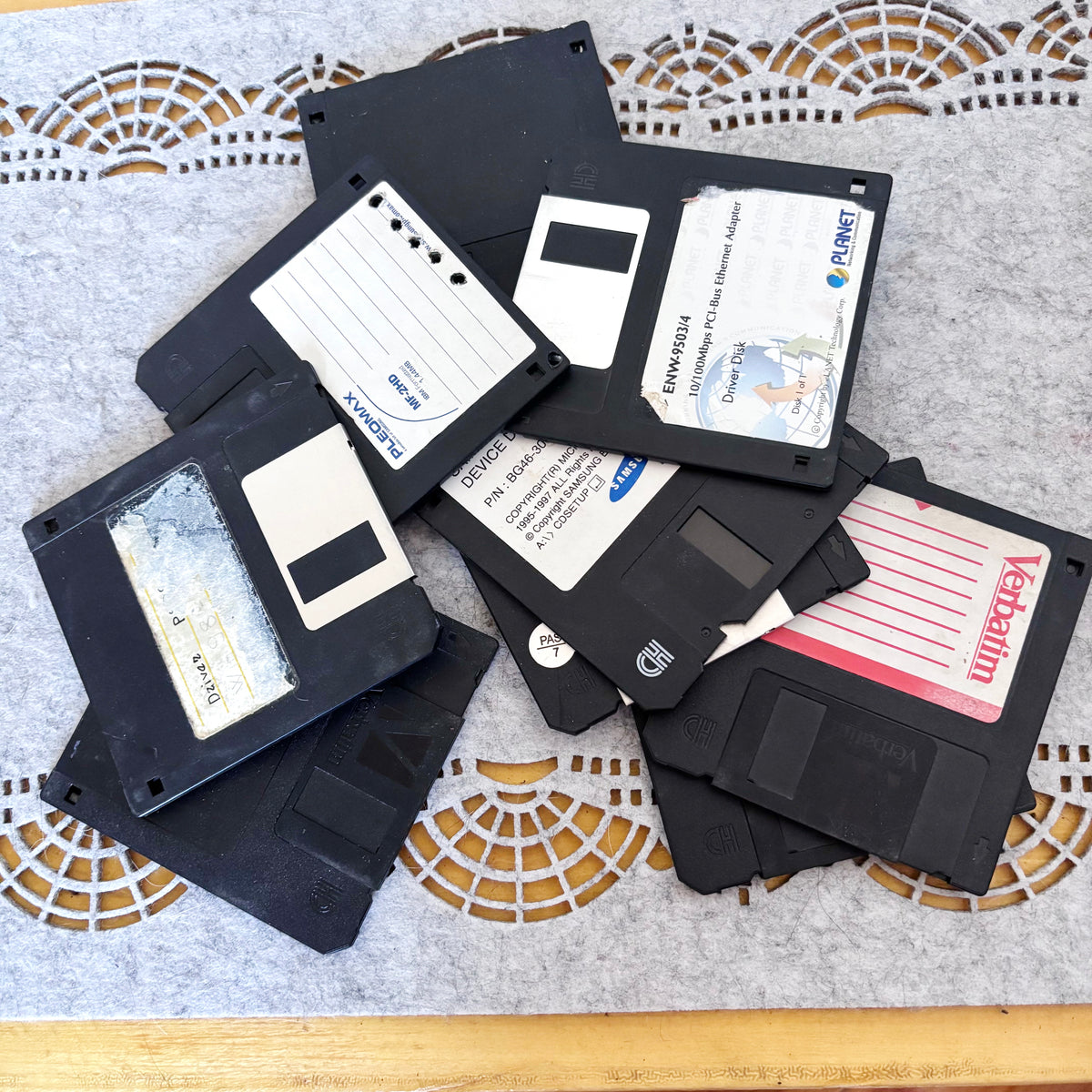 Vintage 3.5 Inch Floppy Disks Lot of 9, Verbatim Samsung Planet Drivers, Windows 98 Era, Retro Computer Media, Untested