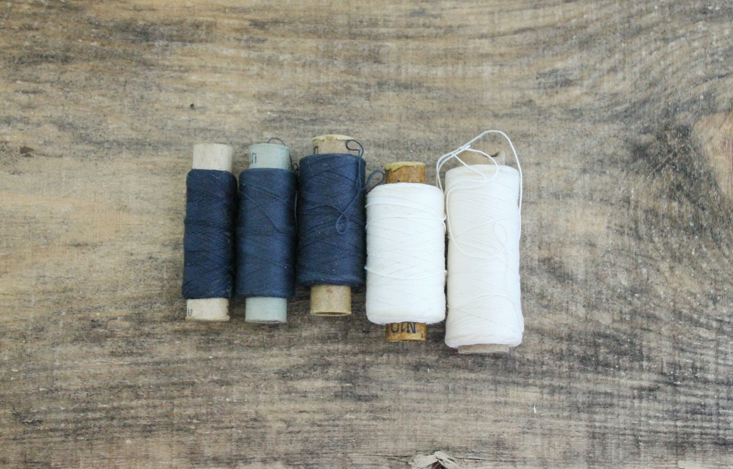 Vintage Soviet Sewing Thread Set – USSR 1980s – 5 Spools – White & Navy Blue Cotton Thread – Rustic Textile Decor – Industrial Craft Supply