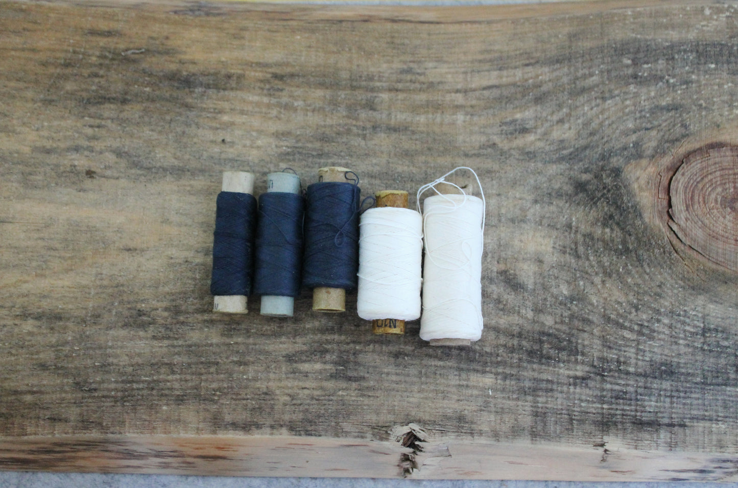 Vintage Soviet Sewing Thread Set – USSR 1980s – 5 Spools – White & Navy Blue Cotton Thread – Rustic Textile Decor – Industrial Craft Supply