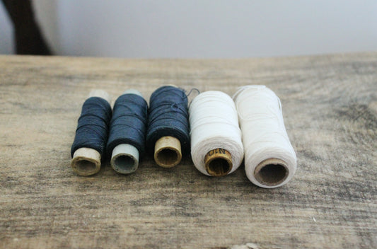 Vintage Soviet Sewing Thread Set – USSR 1980s – 5 Spools – White & Navy Blue Cotton Thread – Rustic Textile Decor – Industrial Craft Supply