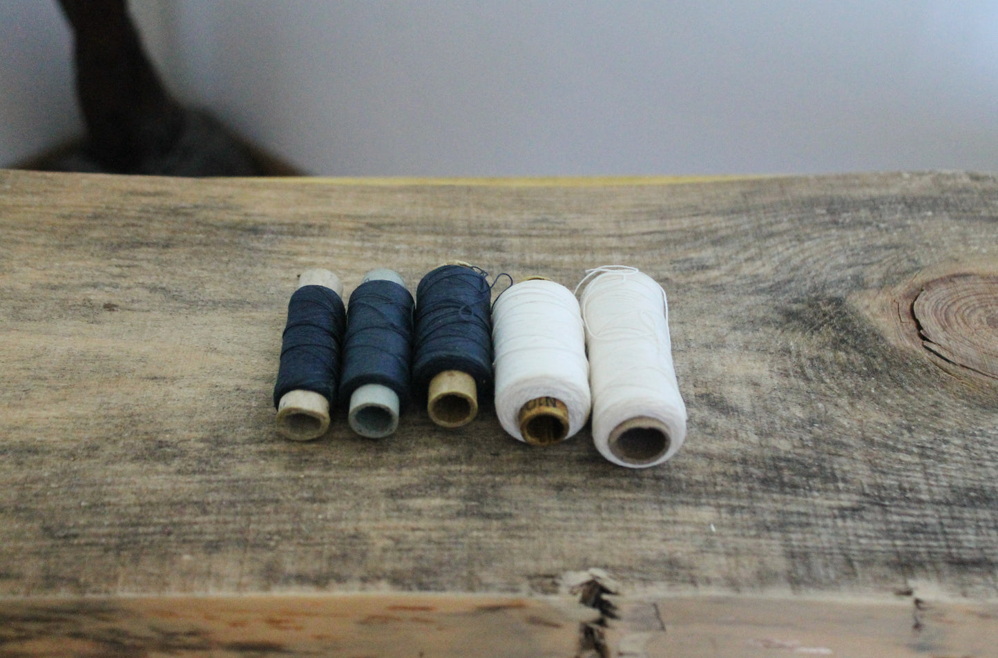 Vintage Soviet Sewing Thread Set – USSR 1980s – 5 Spools – White & Navy Blue Cotton Thread – Rustic Textile Decor – Industrial Craft Supply