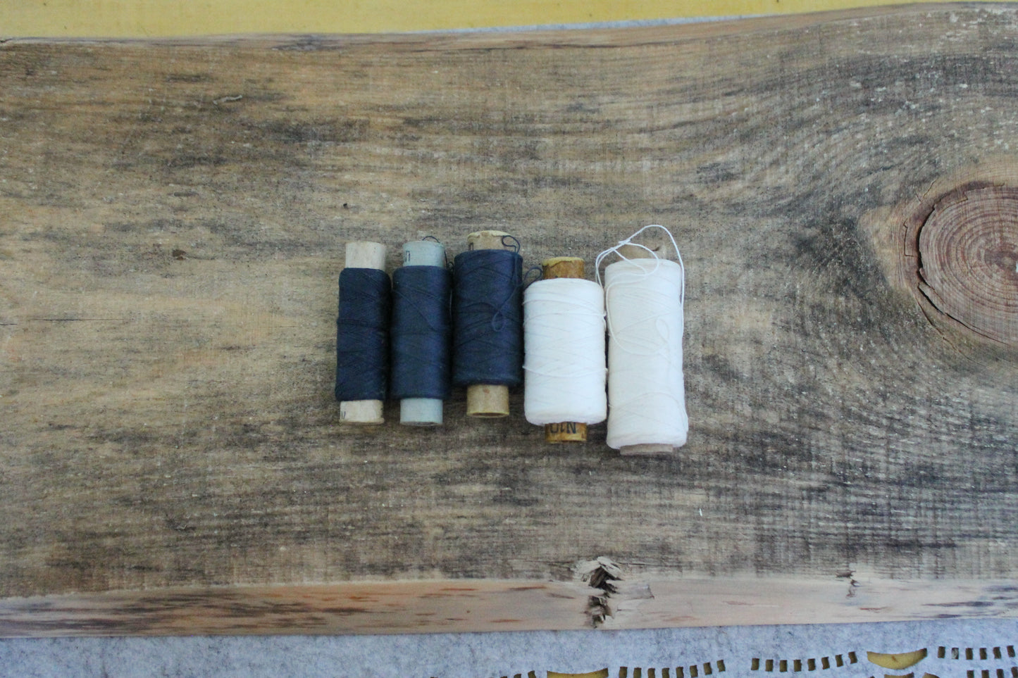 Vintage Soviet Sewing Thread Set – USSR 1980s – 5 Spools – White & Navy Blue Cotton Thread – Rustic Textile Decor – Industrial Craft Supply