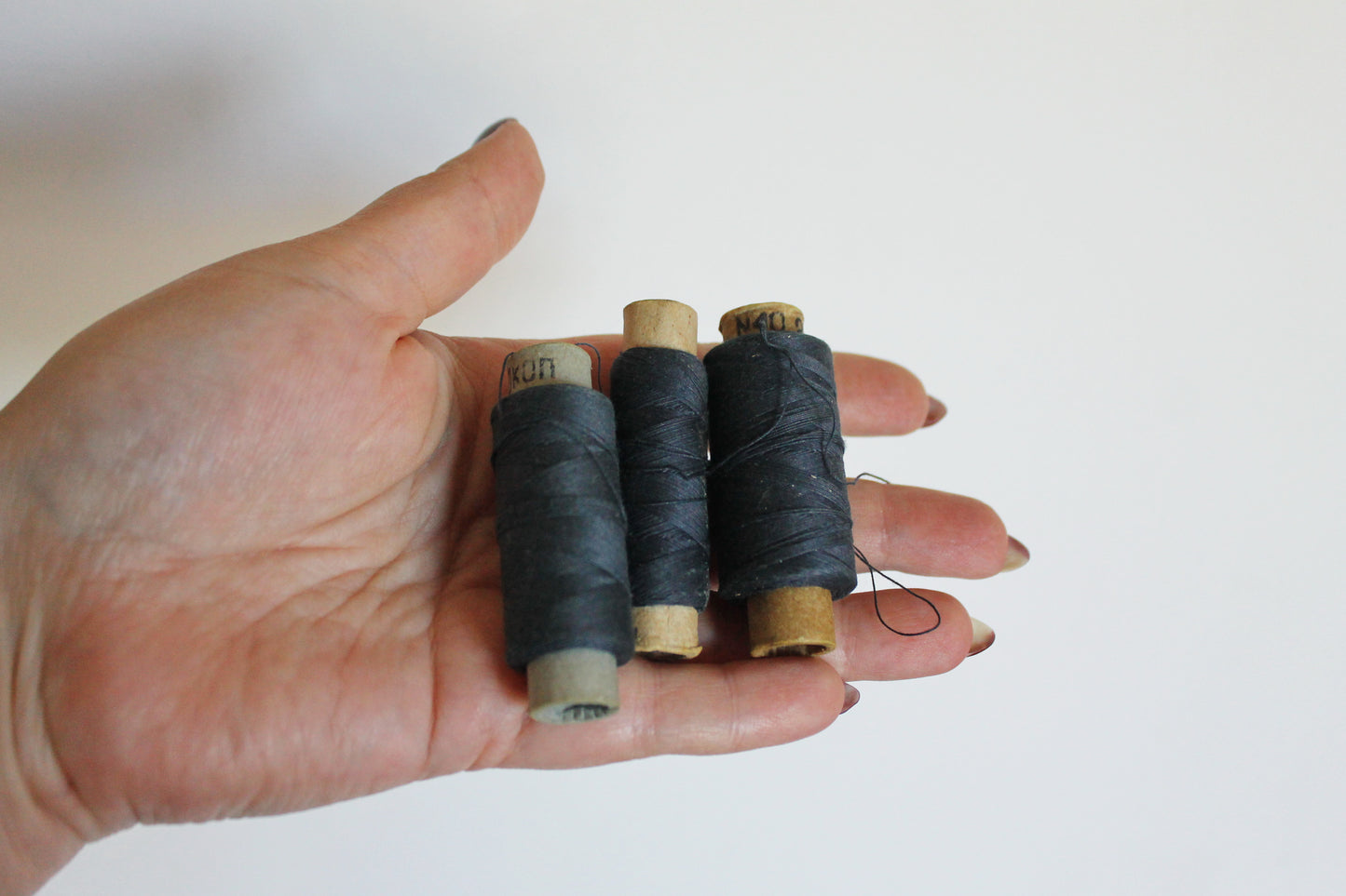 Vintage Soviet Sewing Thread Set – USSR 1980s – 5 Spools – White & Navy Blue Cotton Thread – Rustic Textile Decor – Industrial Craft Supply