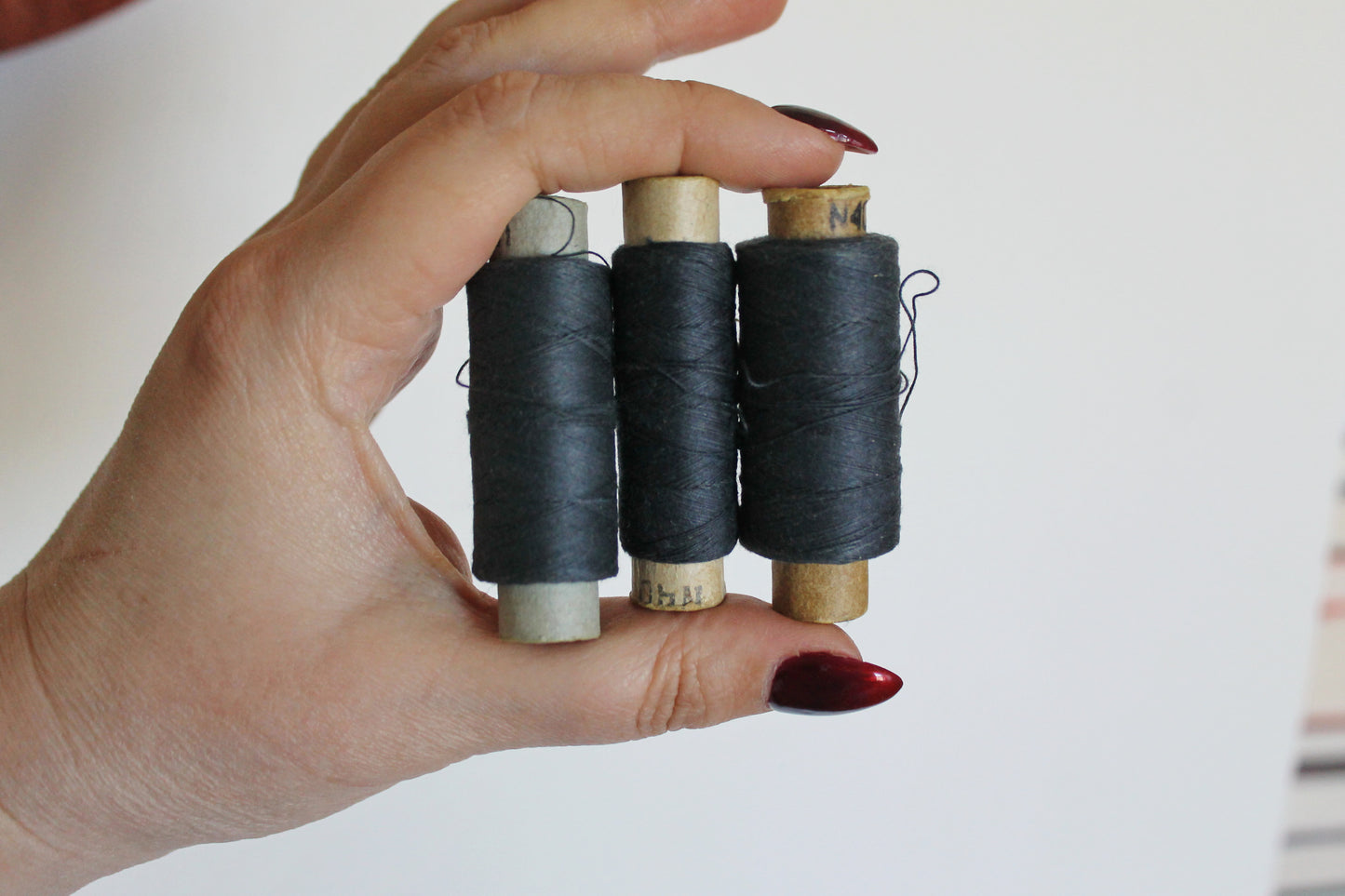 Vintage Soviet Sewing Thread Set – USSR 1980s – 5 Spools – White & Navy Blue Cotton Thread – Rustic Textile Decor – Industrial Craft Supply