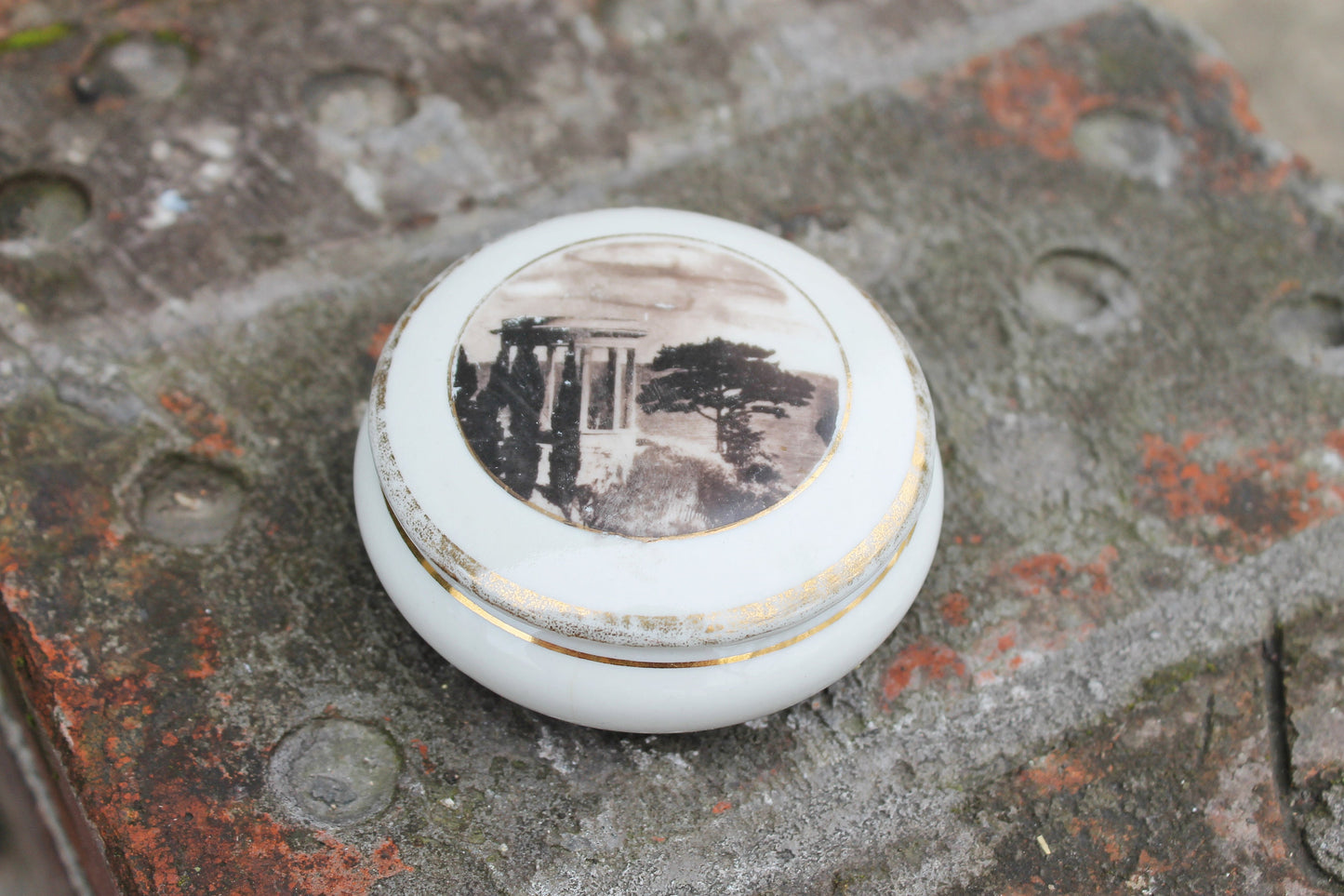 Porcelain round jewelry box - Porcelain box decorated by rotunda and some southern tree - 1970s - from USSR Ukraine