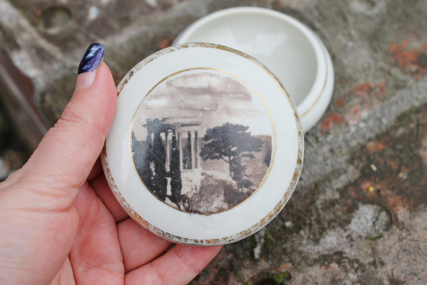 Porcelain round jewelry box - Porcelain box decorated by rotunda and some southern tree - 1970s - from USSR Ukraine