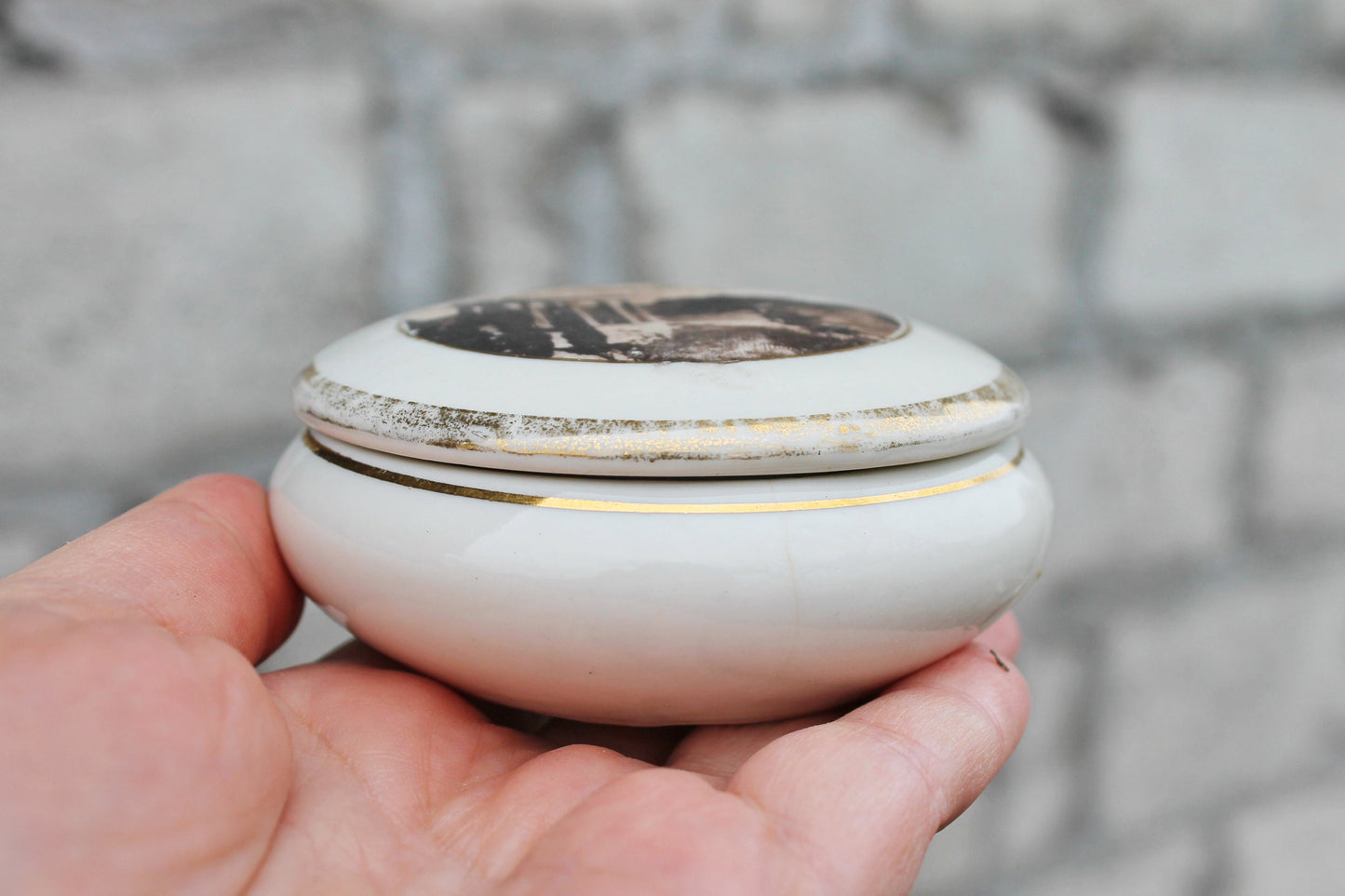 Porcelain round jewelry box - Porcelain box decorated by rotunda and some southern tree - 1970s - from USSR Ukraine