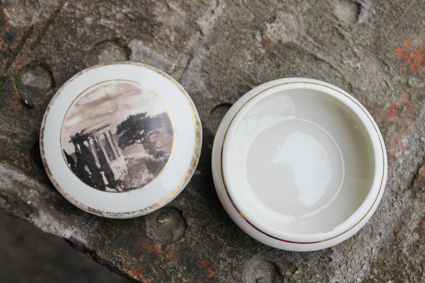 Porcelain round jewelry box - Porcelain box decorated by rotunda and some southern tree - 1970s - from USSR Ukraine