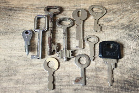 Set of 10 vintage keys from the USSR - Soviet Union vintage keys, Old rare house keys, Skeleton keys