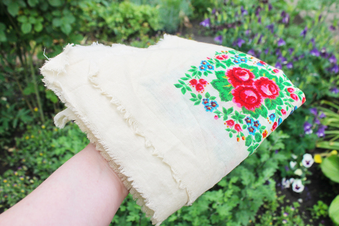 Beautiful unused roses wool head scarf - 32 inch - Soviet vintage-made in USSR  - Babushka's head scarf - 1970s - Gypsy Shawl, Ethnic Scarf2