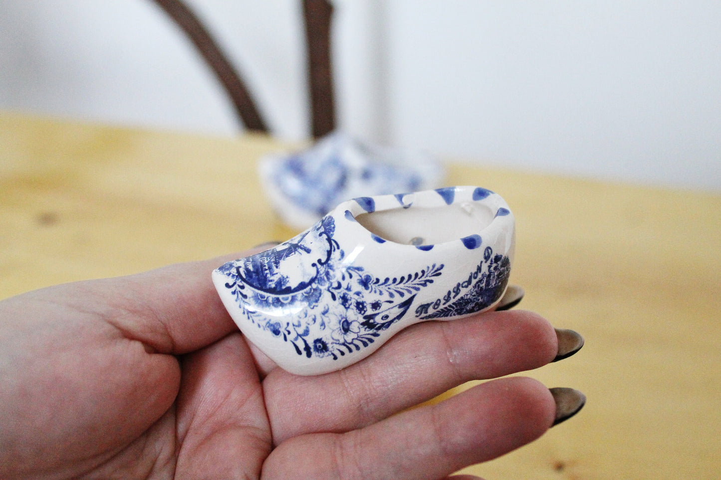 Set of 4 vintage porcelain items - Ashtrays in a form of a Boots and plate - Holland style hand painted - 1980s